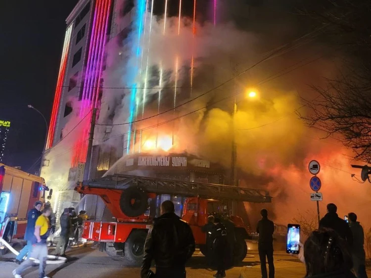 В Краснодаре горит ресторан возле гостиницы, эвакуируют людей