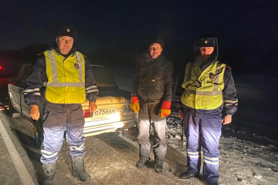 Юрий Крюков в центре со своими спасителями
