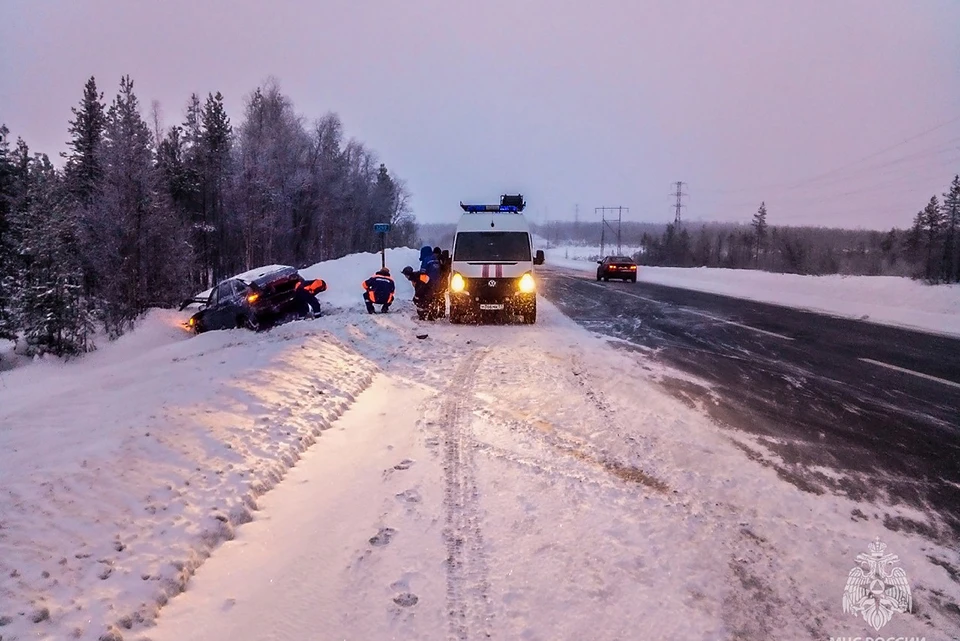 Спасатели помогли достать пострадавшего из машины. Фото: vk.com/mchs_murmansk