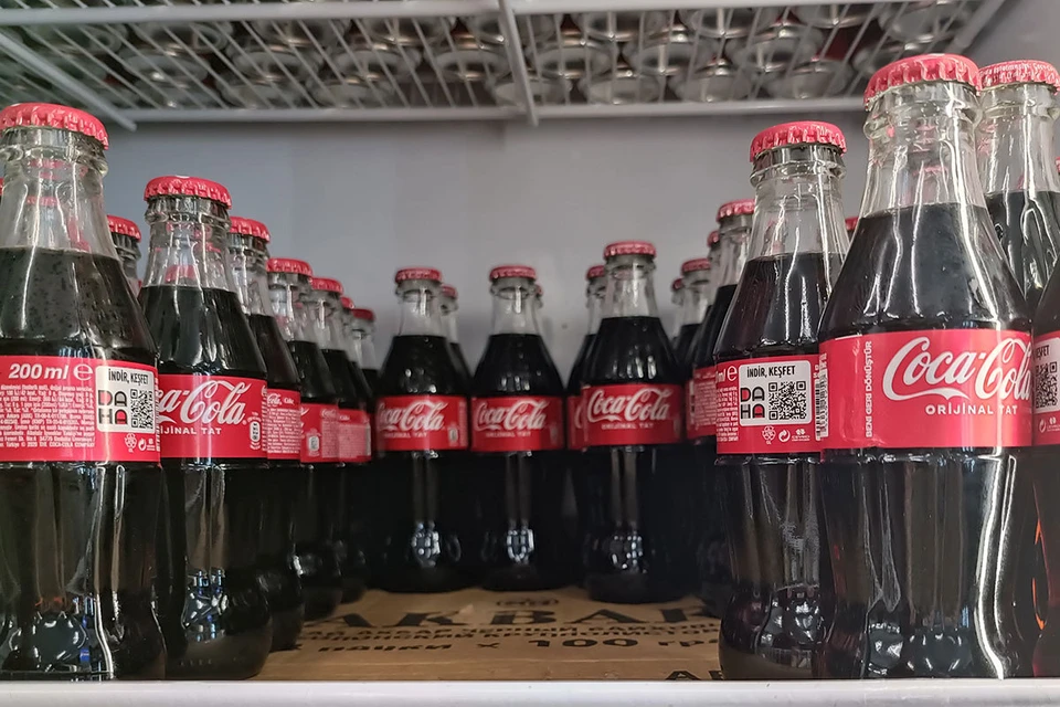 После большого количество жалоб на продажу «подозрительной» Coca-Cola в Москве и Подмосковье среагировал Роспотребнадзор.
