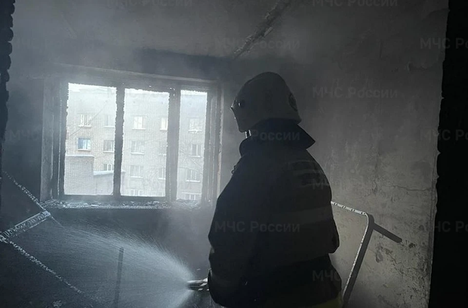 Погибший мужчина по неизвестной причине был в чужой комнате, когда начался пожар. Фото: ГУ МЧС по Свердловской области