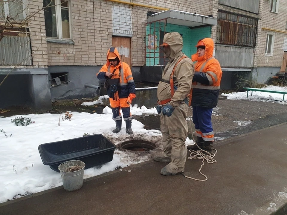 Работники вытаскивали куски бетона с бордюром. Фото: "РКС-Самара"