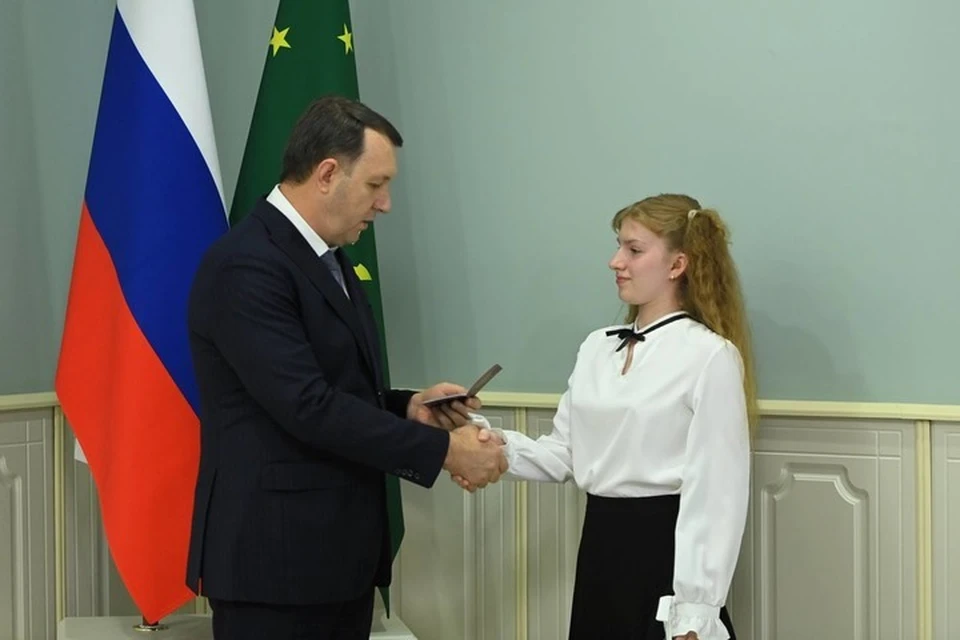 В Доме правительства Адыгеи прошло вручение паспортов юным талантливым жителям республики. Фото: https://t.me/muratkumpilov
