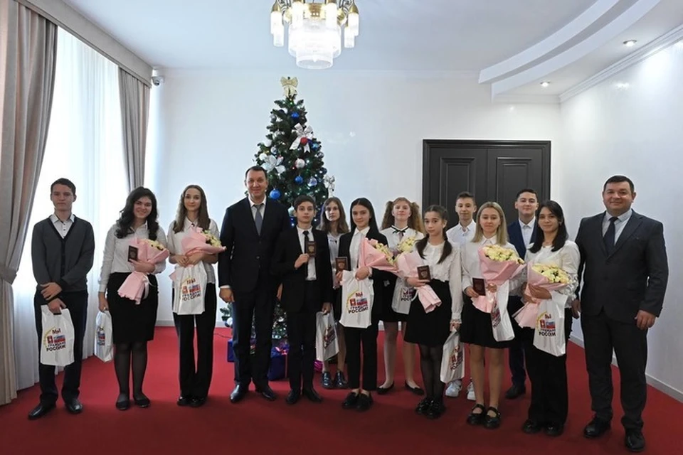 Ребятам на торжественной церемонии вручили их первые паспорта. Фото: пресс-служба правительства Адыгеи