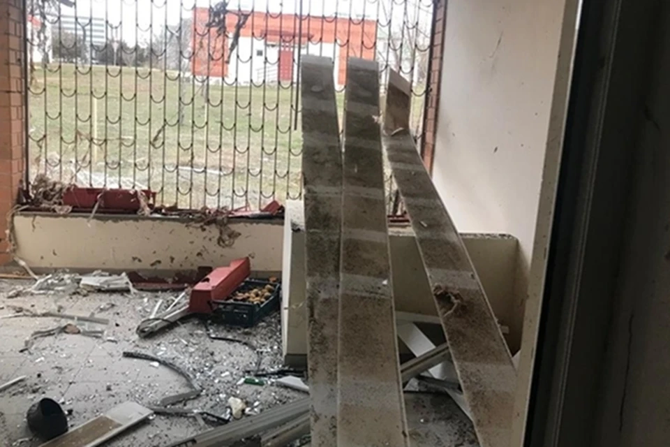 В квартире повреждены три оконных проема. Фото: ГУ МЧС по Ростовской области.