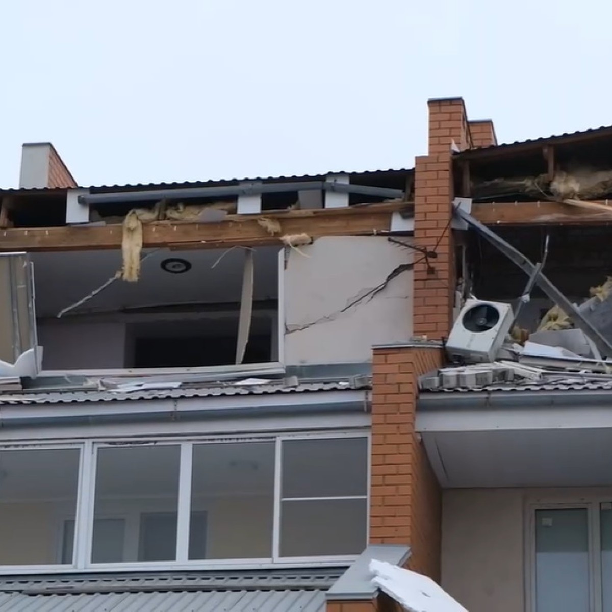 Видео с места взрыва в жилом доме в Элисте, где пострадала женщина 13  декабря 2022 - KP.RU