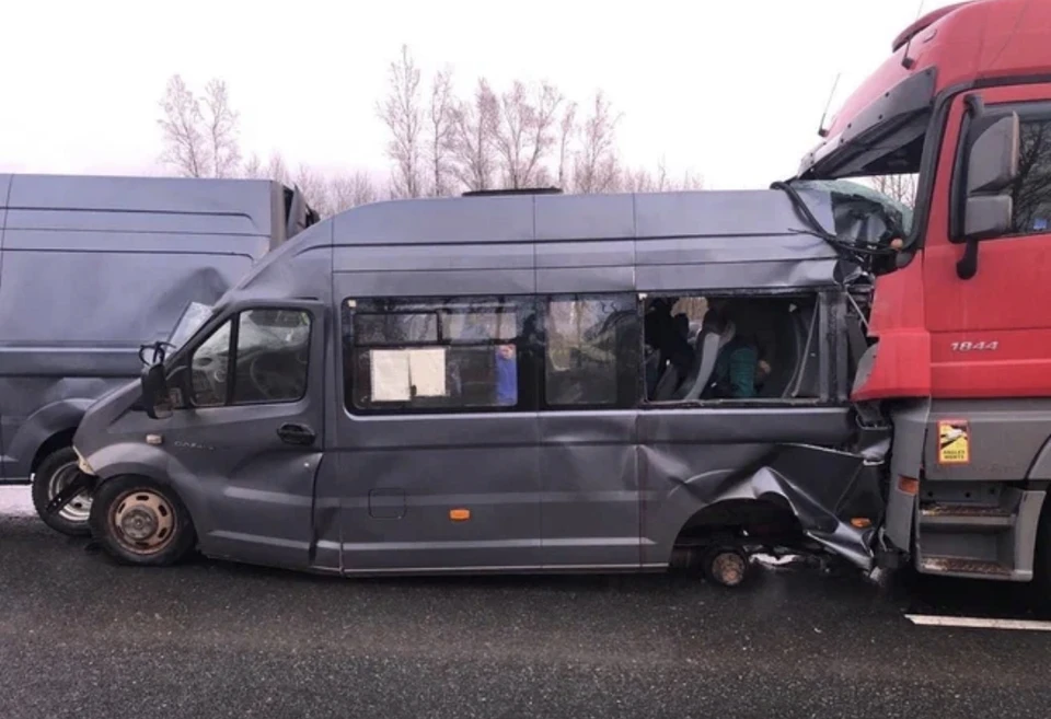 Два уголовных дела возбудили после ДТП с микроавтобусом под Смоленском. Фото: пресс-служба УМВД по Смоленской области.