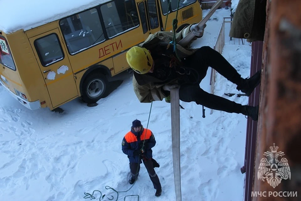 Школьники и студенты прошли занятие по спасению с высоты в Хабаровске
