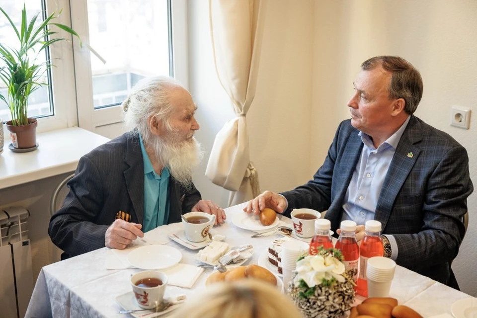 Мэр Екатеринбурга Алексей Орлов посетил 95-летнего ветерана труда Александра Агеева. Фото: администрация Екатеринбурга