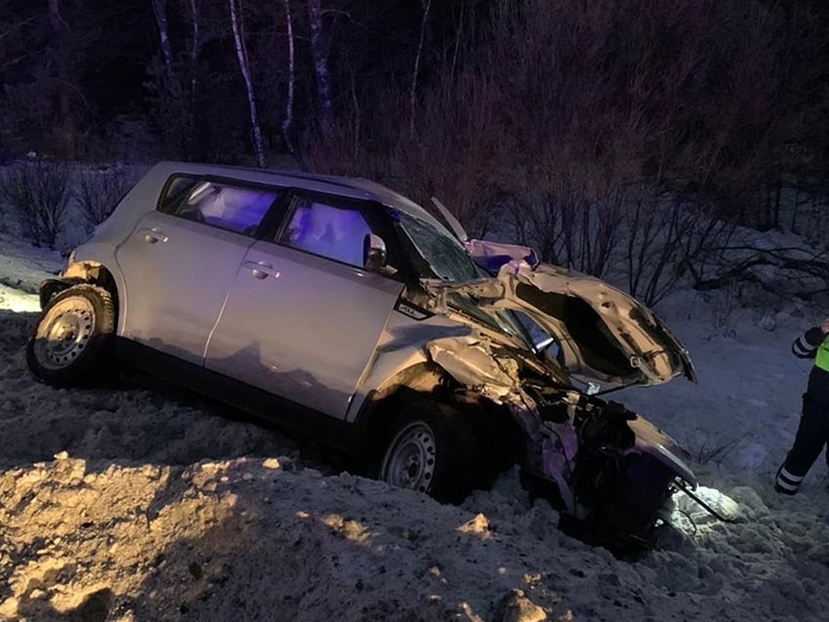 Пассажирку выбросило на обочину во время ДТП с легковушкой и двумя  грузовиками в Челябинской области - KP.RU