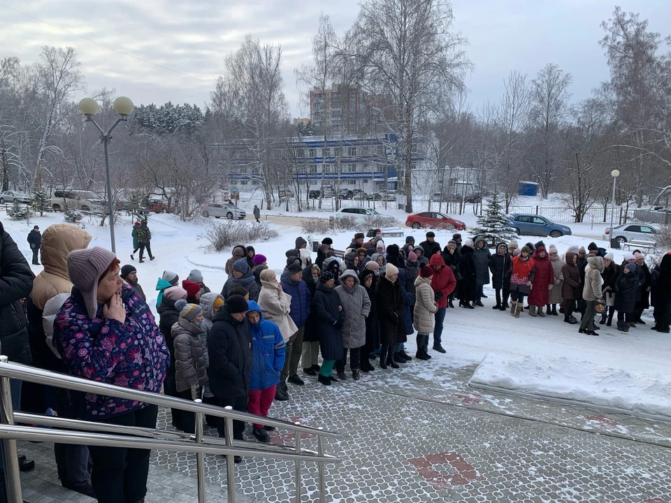 Десятки людей возложили цветы у перинатального центра в память о погибших медиках в Томске.