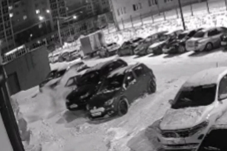 Момент падения подростка с высотки на Островского в Рязани попал на видео.