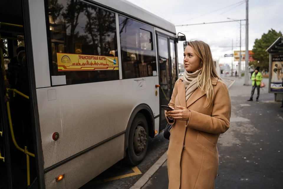 Нижнесакмарцы, в отличие от девушки на фото, садятся в автобус без улыбки
