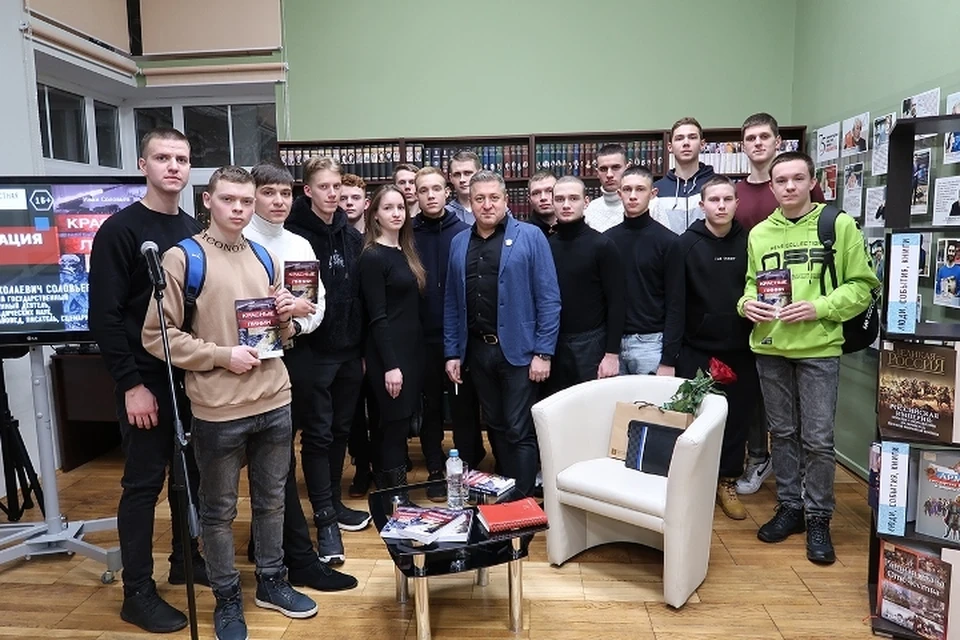 Каждый участник презентации получил книгу, собственноручно подписанную автором.