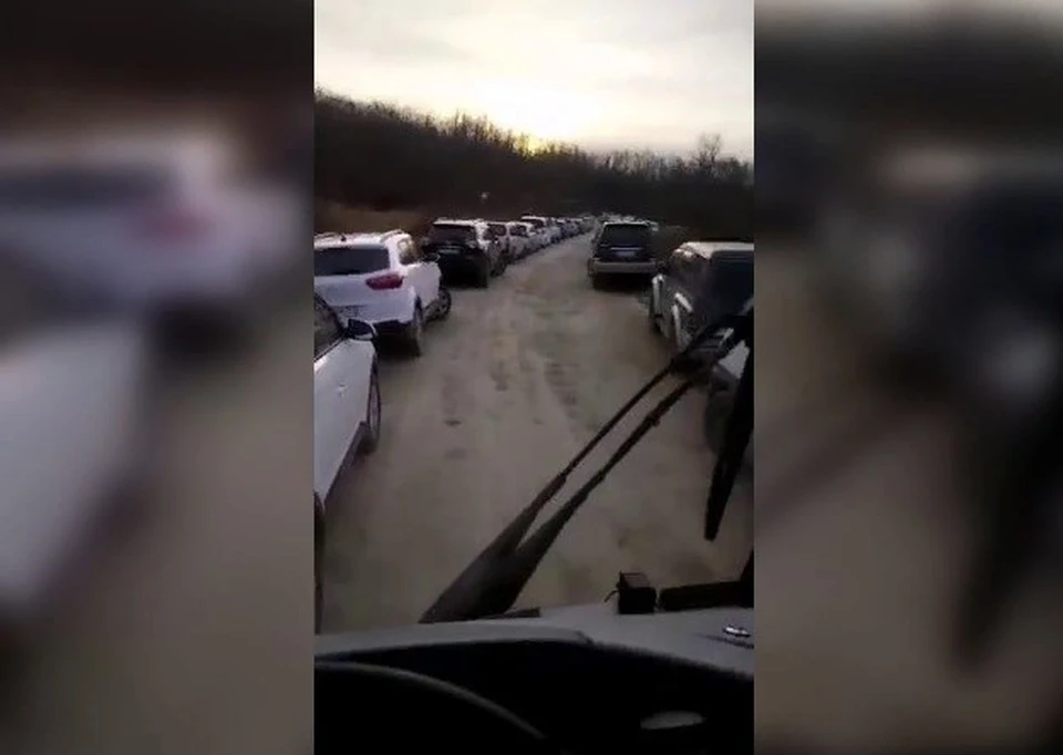 Дорога в бухту Боярин запаркована автомобилями рыбаков.