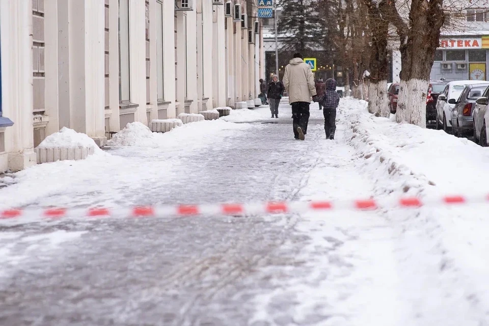 Службы продолжают бороться с последствиями непогоды