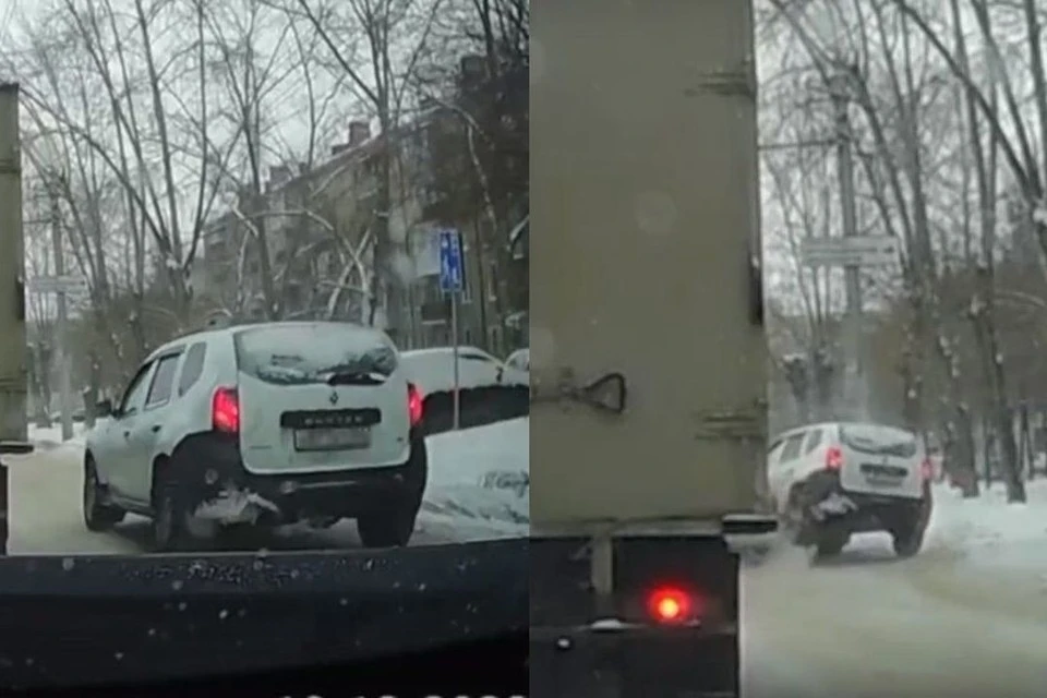 "Рено" врезался в машину и отлетел на бетонный столб. Фото: Кадр из видео\"АСТ-54"