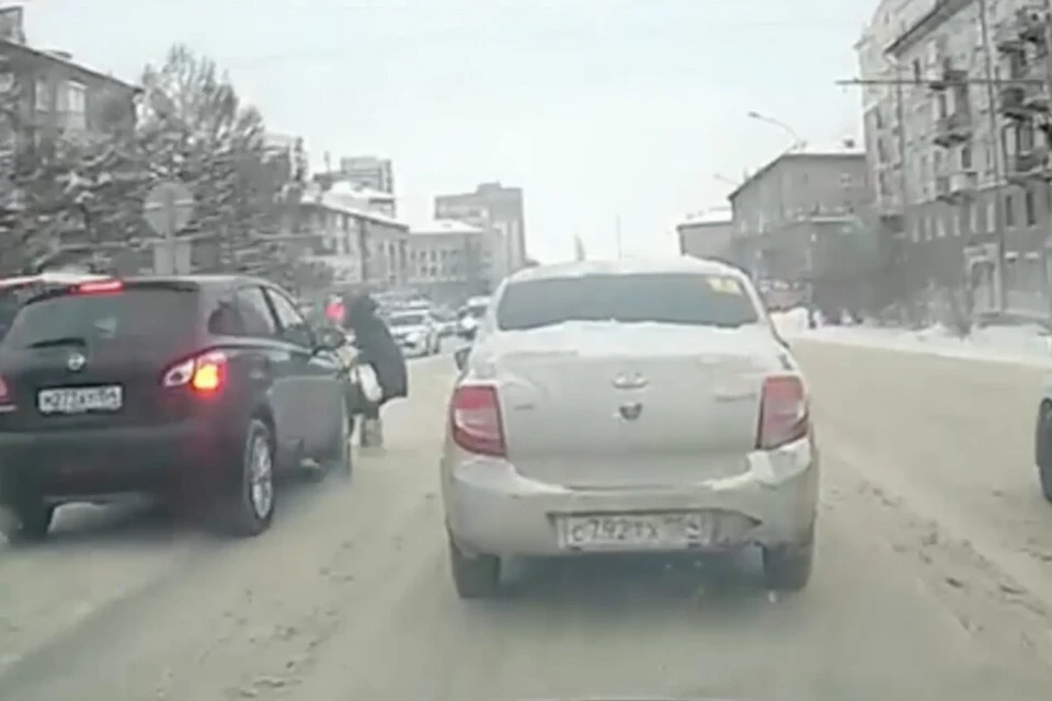 После ДТП женщина отряхнулась и пошла дальше. Фото: кадр из видео