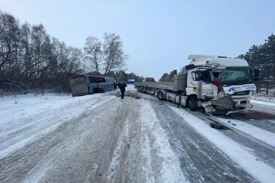 Выросло число пострадавших в ДТП с автобусом с детьми, который столкнулся с грузовиком под Новосибирском. Фото: ГИБДД по НСО.