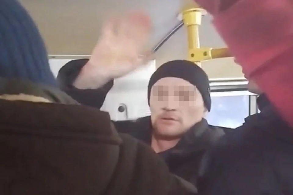 В Новосибирске в автобусе № 203 агрессивный пассажир подрался с парнем-курьером. Фото: "АСТ-54".