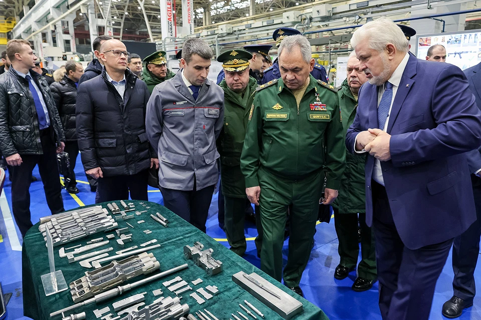 Шойгу поблагодарил коллектив предприятия и обещал, что в следующем году «гособоронзаказ по линии Концерна будет значительно увеличен»
