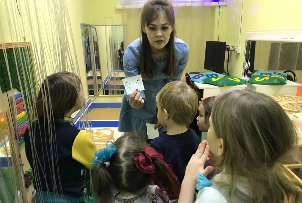 Педагоги проводят развивающие занятия с детьми