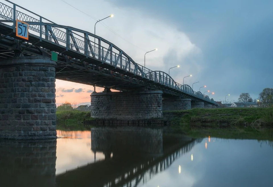 Длинный или Семиарочный мост находится в Знаменске.