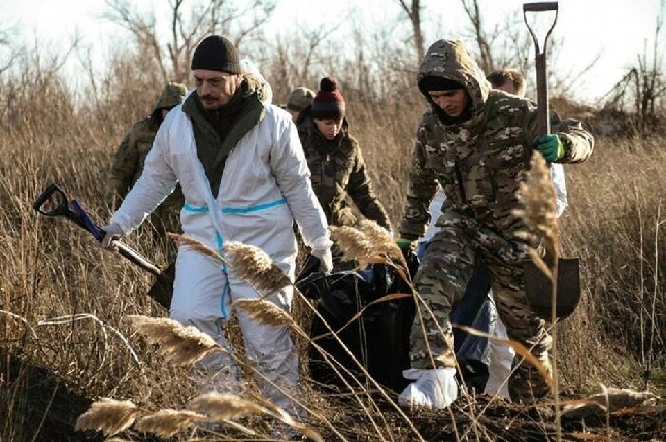 Представители спецгруппы продолжают извлекать из стихийных захоронений в ЛНР останки погибших мирных жителей. Фото: t.me/nznp_lnr