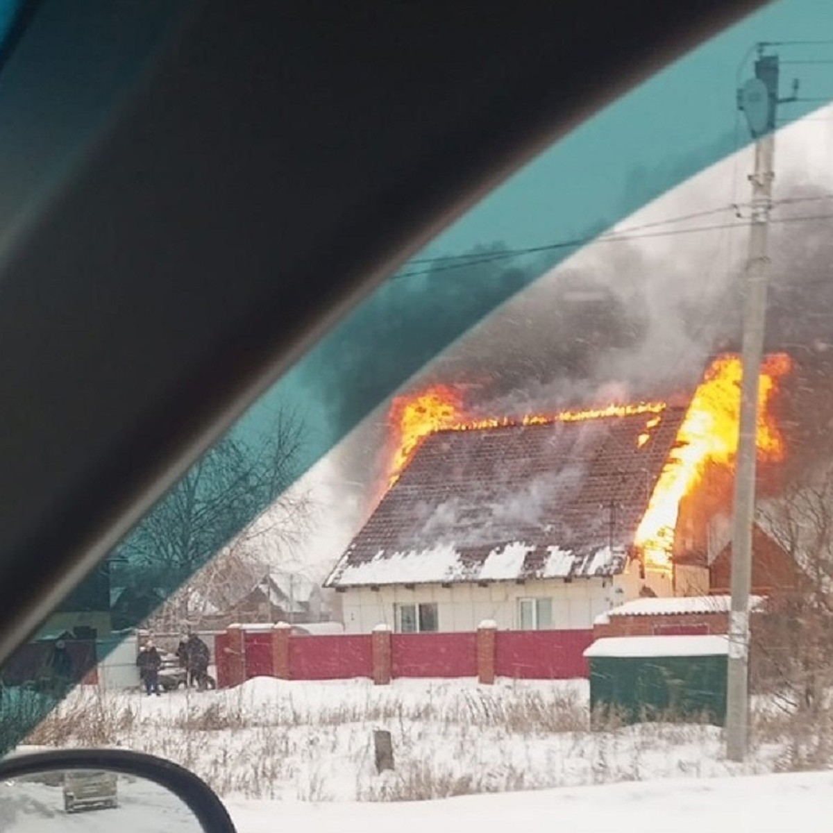 Частный дом загорелся в Оби на Дачном переулке под Новосибирском - KP.RU