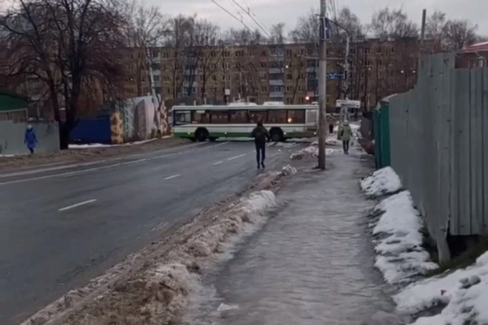 На улице Новой сильно занесло автобус.