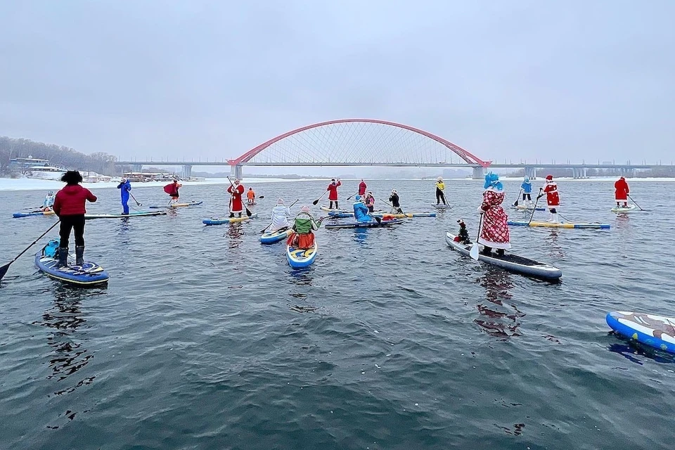 Дедушки морозы и Снегурки на сапах проводили уходящий год. Фото: «SUP_Novosibirsk»