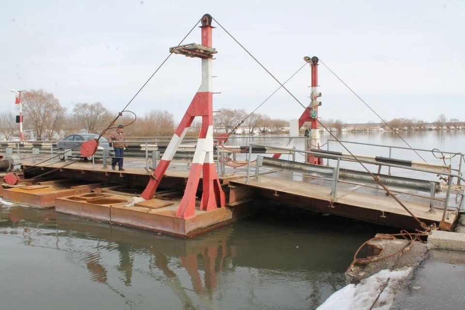 Мост шилово гремячье когда откроют. Понтонный мост через дон в воронеже шилово. Понтонный мост в шилово. Понтонная переправа. Понтонный мост в шилово.
