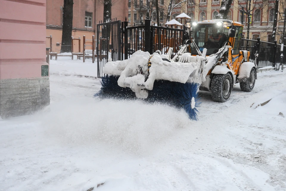 Специалисты ликвидируют последствия снегопадов