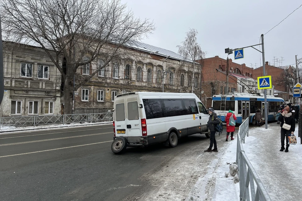Маршрутка осталась без колеса прямо на ходу. Фото: соцсети