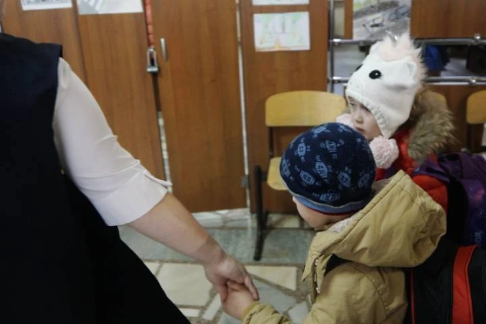Учеников пришлось срочно выводить на улицу, чтобы они не отравились.