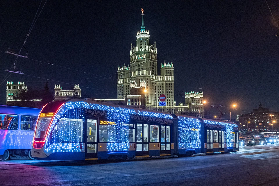 Работа московского транспорта в новогоднюю ночь. Новогоднее метро. Новогодний транспорт Москвы. Ночная Новогодняя Москва. Новогодний поезд Москва.