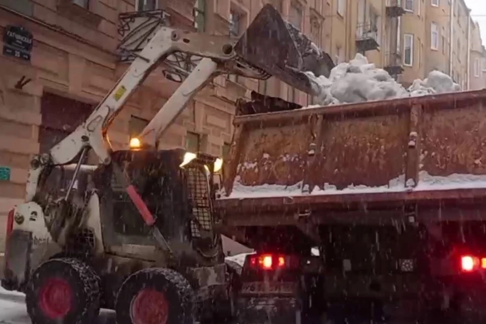 В Петербурге метель. Снег снова вывозят самосвалами.