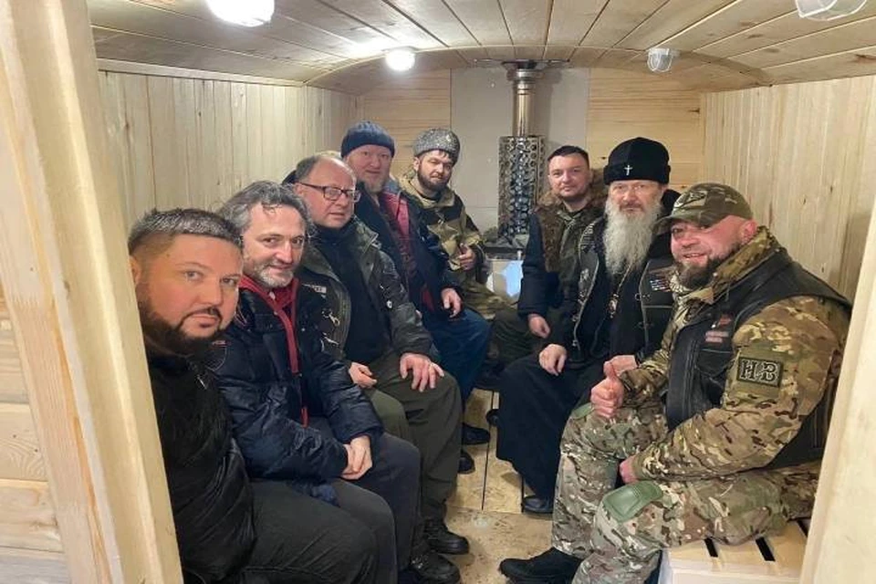 Кроме того, автобус наполнили так необходимыми нашим ребятам аптечками, печками, продуктами, одеждой, бензогенераторами. ФОТО: Денис Ситников