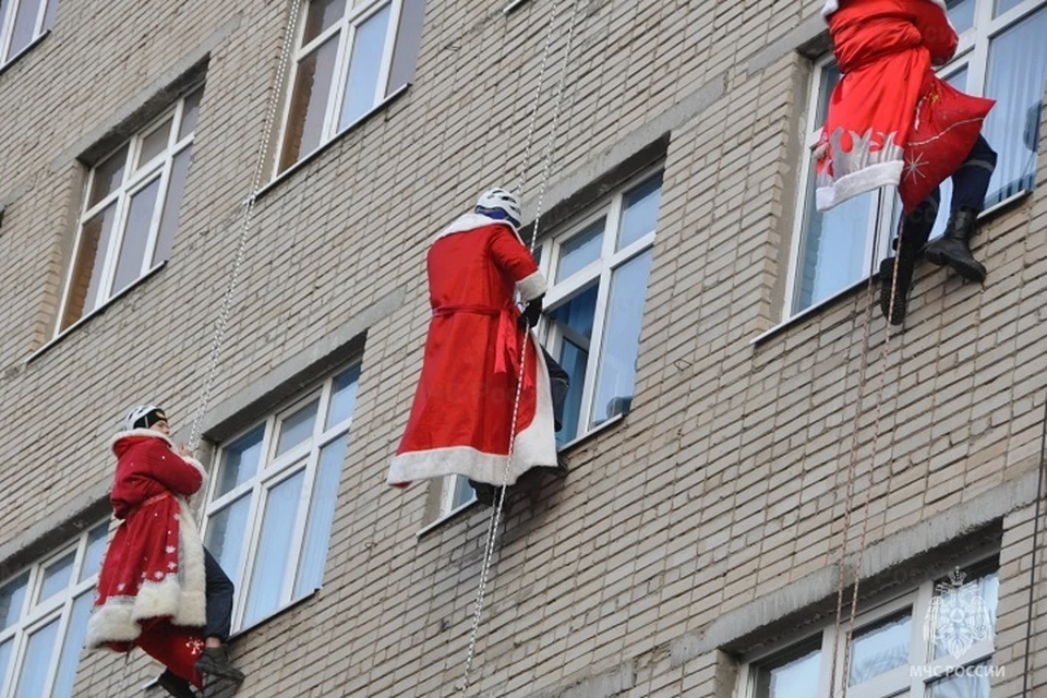 Спасатели с помощью снаряжения спустились вниз и заглянули в окна палат. Фото: сайт управления МЧС России по РО