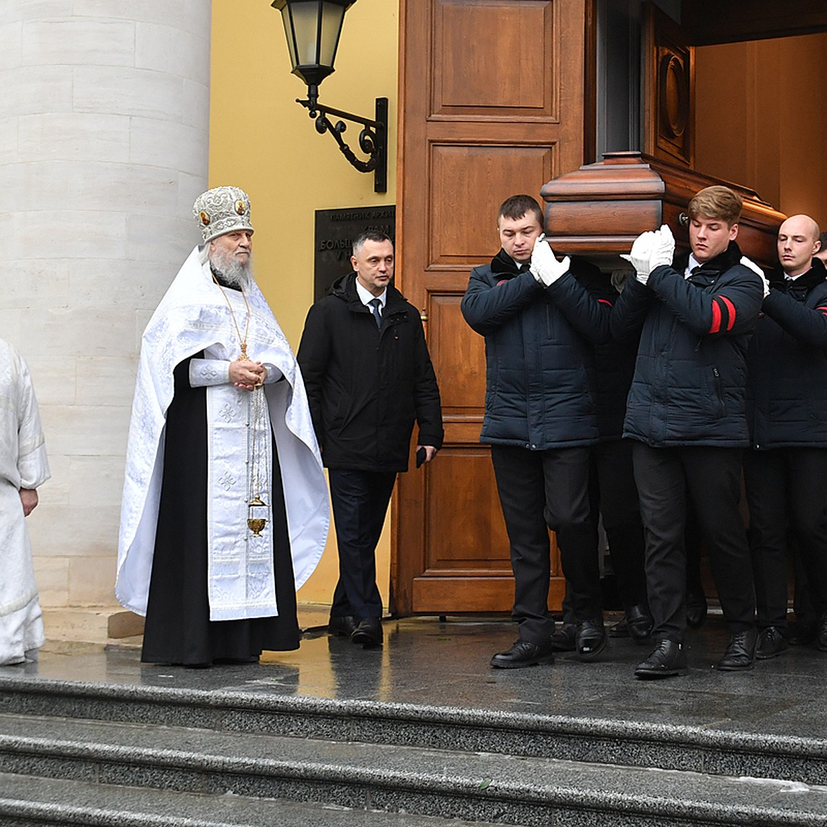 Эдуарда Артемьева похоронили на Ваганьковском кладбище рядом с любимой  женой Изольдой - KP.RU