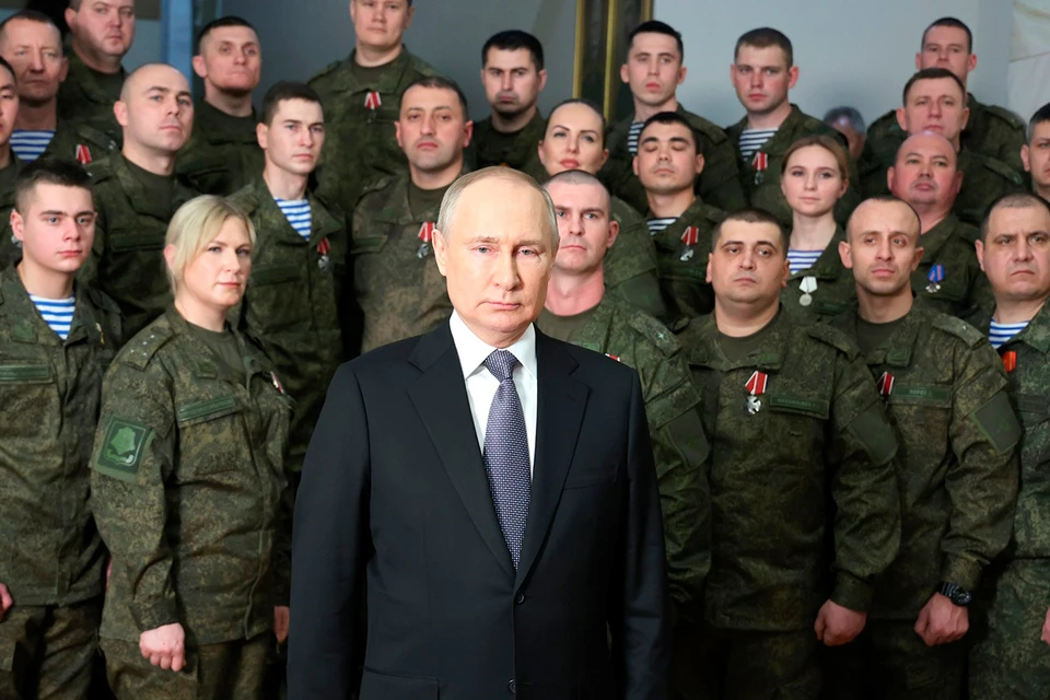 Президент России записал обращение на фоне награжденных военнослужащих.