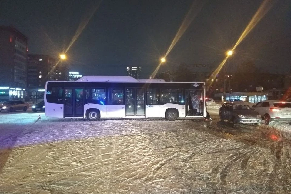 В Новосибирске пассажирский автобус столкнулся с легковушкой. Фото: Госавтоинспекция по Новосибирску