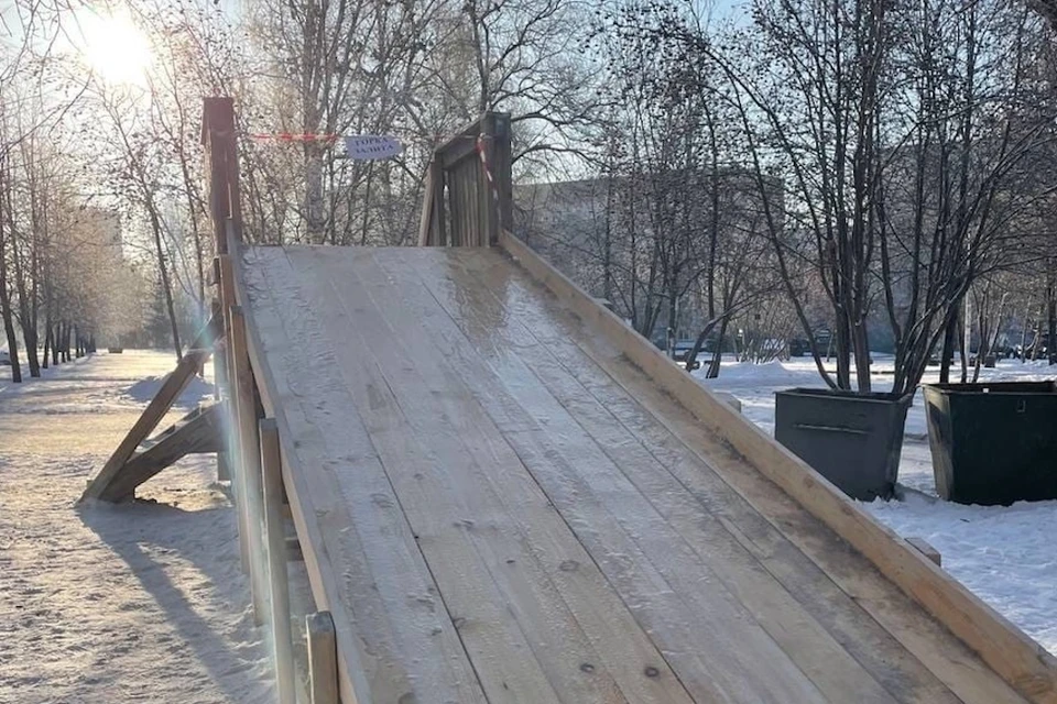 В микрорайоне Аэропорт неизвестные украли деревянную горку. Фото: "Зеленая дружина"