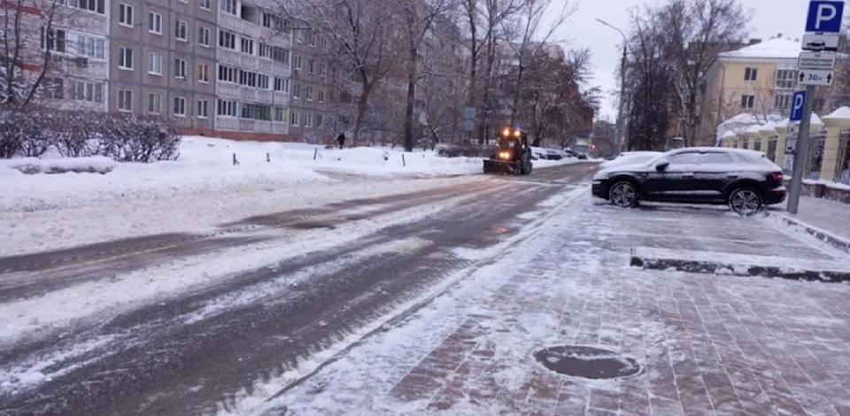 Последствия ночного снегопада ликвидируют в Нижнем Новгороде.