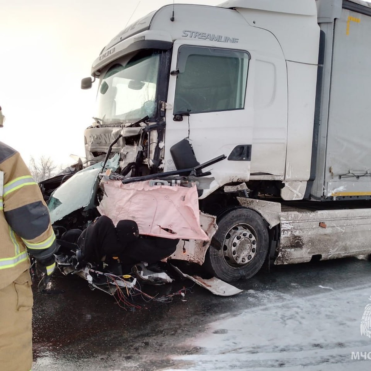 В страшном ДТП под Оренбургом погибли женщина и маленький ребенок - KP.RU