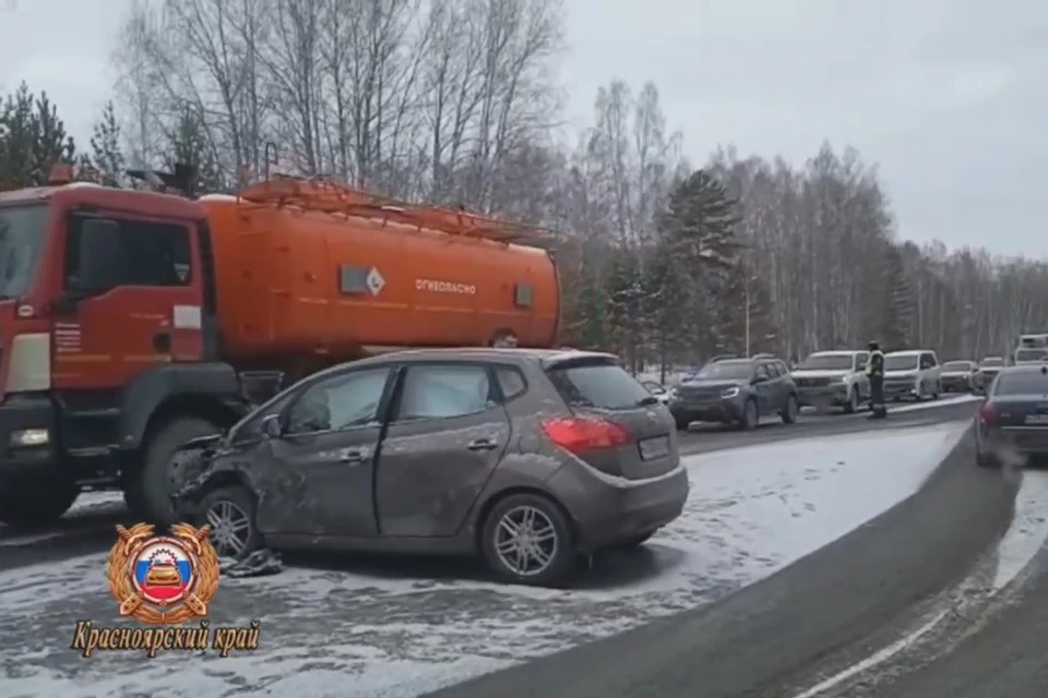 В Красноярском крае в дорожной аварии пострадали женщина и шестилетний ребенок. Стоп-кадр видео
