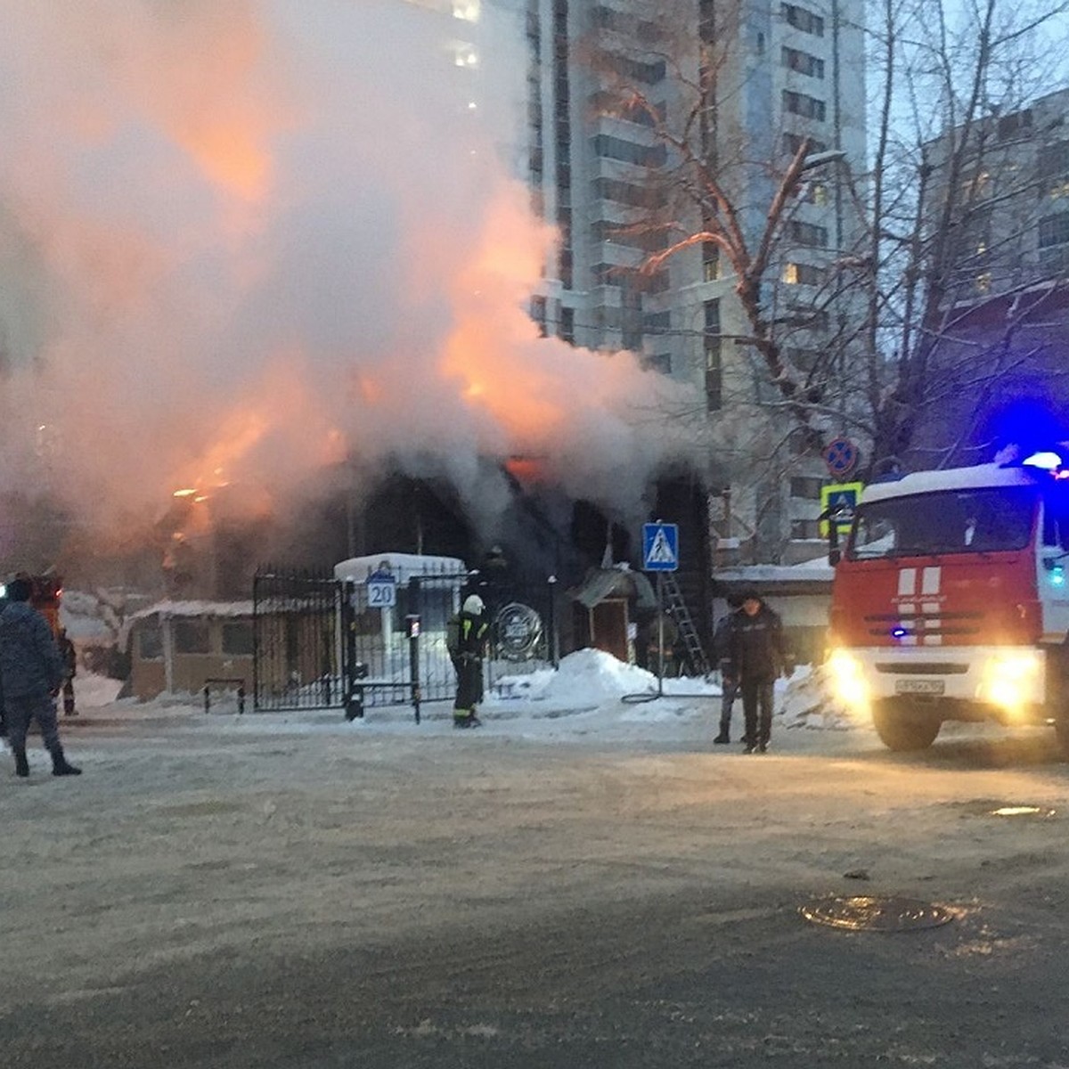 В Новосибирске на улице Семьи Шамшиных загорелся двухэтажный дом - KP.RU