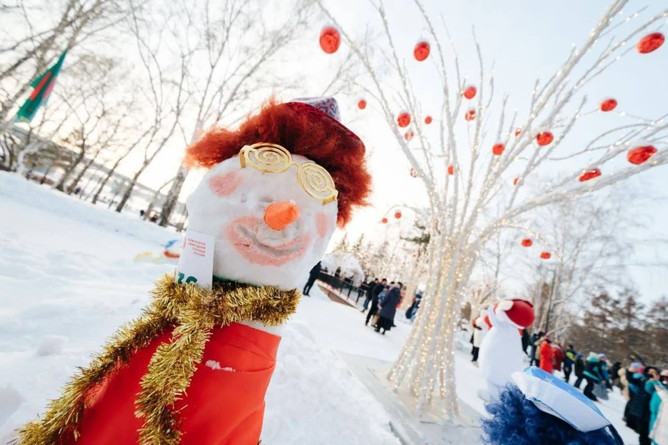Михайловскую набережную заполонили снежные фигуры. Фото: Анна Терешкова