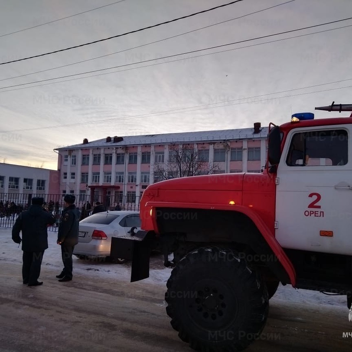 В Орле из школы эвакуировали более 600 человек из-за сообщения о возгорании  - KP.RU