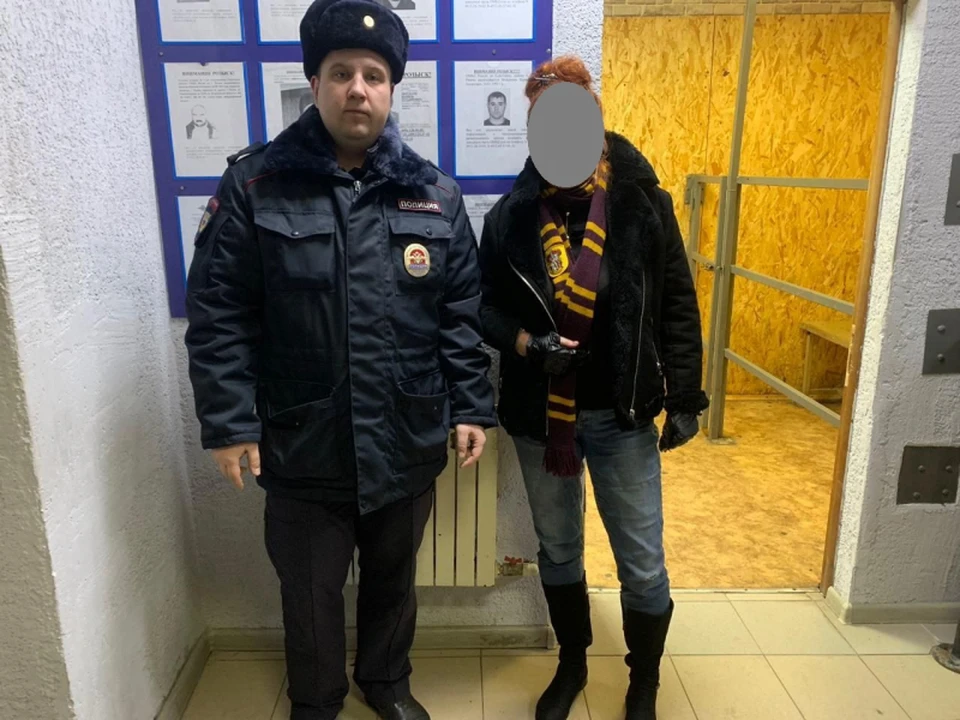 Традиционное фото полицейского с задержанной.